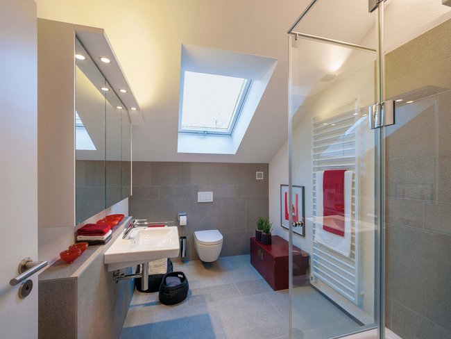 HUF Haus modum 810 Musterhaus Wuppertal 6 Helles Badezimmer mit stilvollen Armaturen und Einrichtung