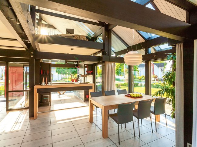 HUF Musterhaus Koblenz ebenholz 14 Helles, modernes Wohnzimmer mit Holzdetails und Pflanzen