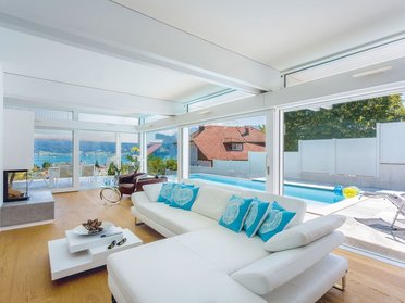 Helles Wohnzimmer mit fantastischer Aussicht auf Hügel und See