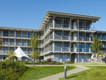 Moderne Architektur des Bürogebäudes HUF mit grüner Umgebung