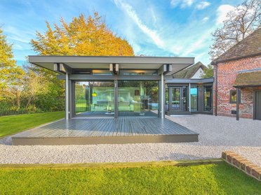 Stylischer HUF Anbau integriert in Hausarchitektur Moderner Anbau mit Glasfront und Terrasse in ruhiger Umgebung