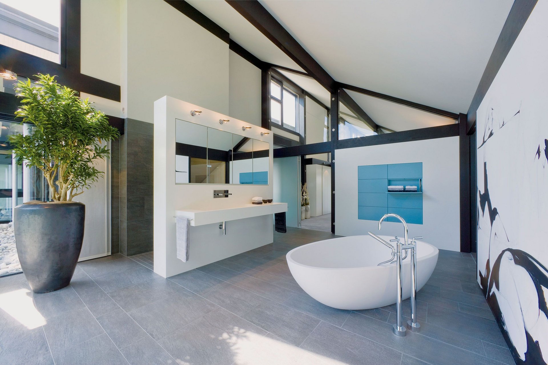 HUF Dorf Musterhauszentrum ART 9 10 Helles Badezimmerdesign mit großen Fenstern und Pflanzen