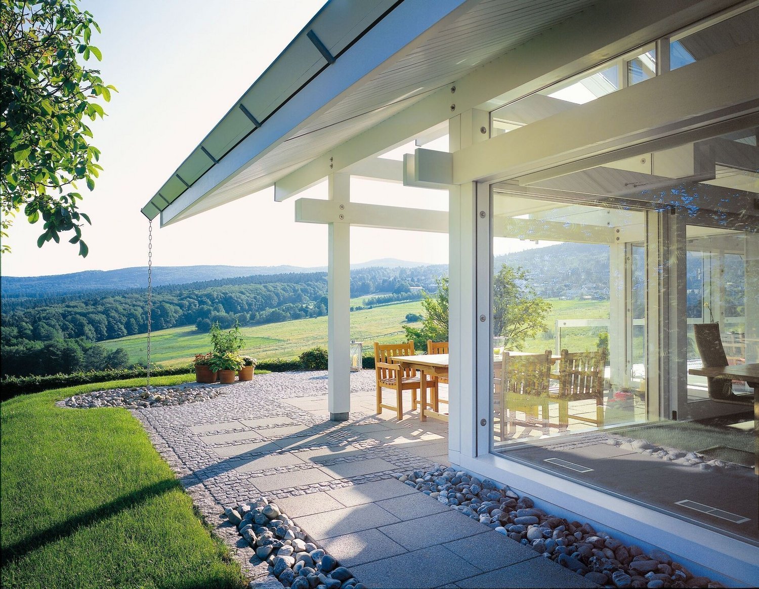 Ästhetisches HUF Haus mit Blick auf die Landschaft und Terrasse
