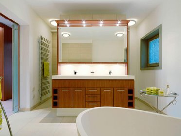 Modernes Badezimmer im HUF Bungalow Elegantes Badezimmer mit großzügigen Glasflächen und modernes Design