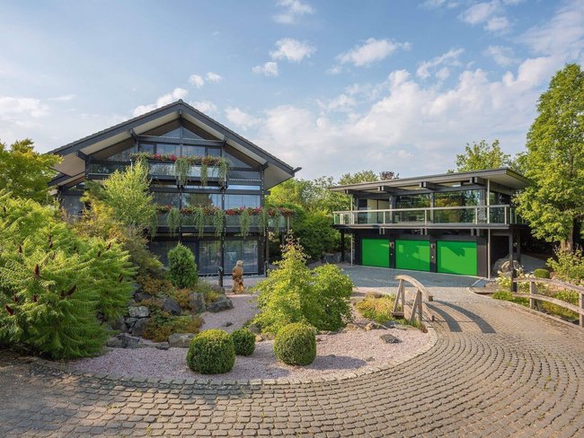 Moderne Architektur mit Garten und Zuwegung zum Haus und Garage