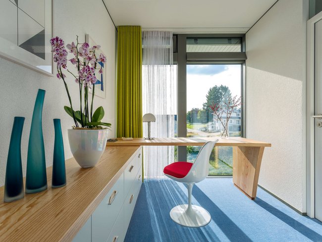 Helles Büro in modernem Fachwerkhaus, elegante Möbel und Pflanzen