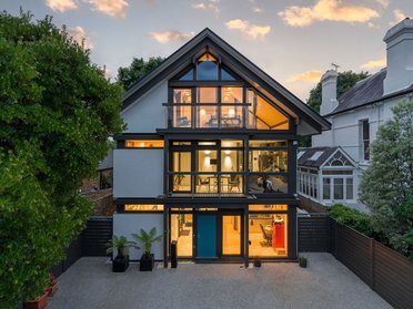 Gemütliches und modernes Familienhaus mit großen Fenstern