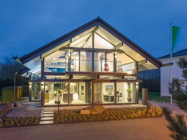 Modernes Haus bei Dämmerung mit großer Glasfront Architektonisch ansprechendes modernes Wohnhaus in der Abendbeleuchtung