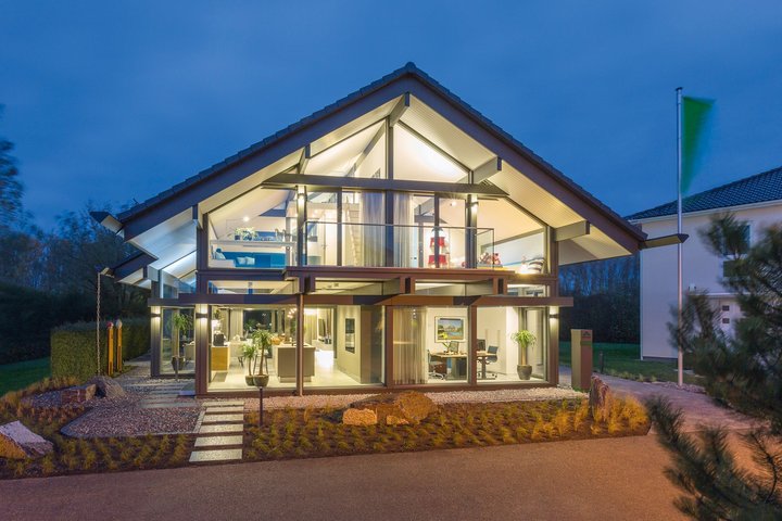 Modernes Haus bei Dämmerung mit großer Glasfront Architektonisch ansprechendes modernes Wohnhaus in der Abendbeleuchtung