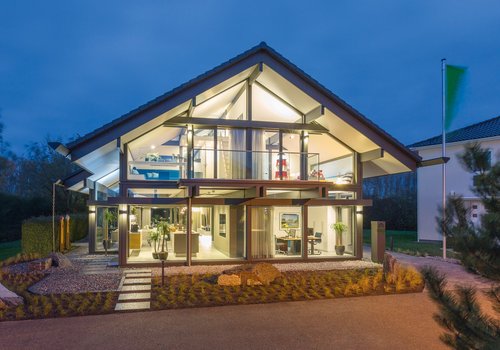 Architektonisch ansprechendes modernes Wohnhaus in der Abendbeleuchtung