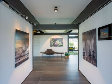 Einblick in eine moderne Galerie mit Fotos und minimalistischer Dekoration