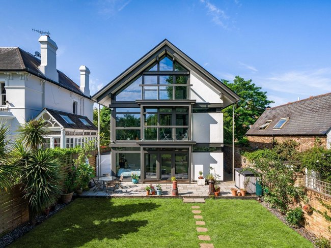 Gemütliches Familienhaus mit modernem Design und grünem Garten