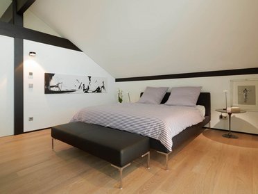 Elegantes Schlafzimmer mit modernem Bett und minimalistischer Dekoration