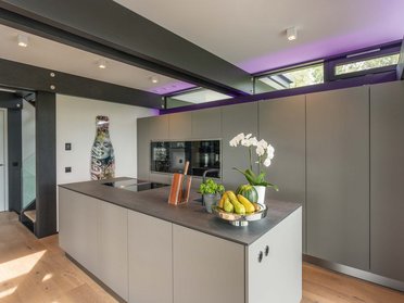 Offene Küche in modernem Architektenhaus mit Licht und Design