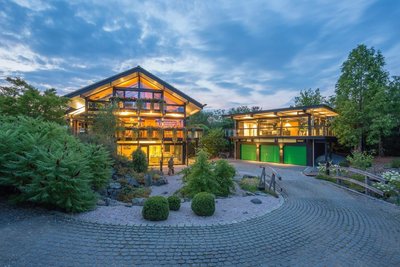 Moderne Architektur eines HUF Hauses mit Gartenanlage und Garage