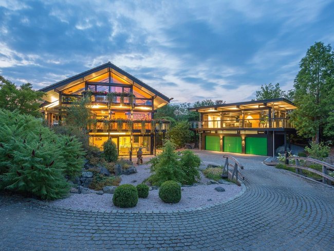 Moderne Architektur eines HUF Hauses mit Gartenanlage und Garage