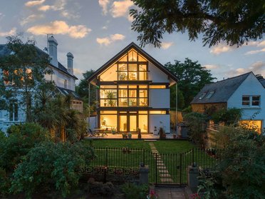 Stilvolles Familienhaus mit Garten und moderner Architektur