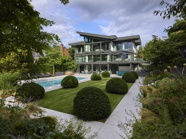 Stilvolles HUF Haus mit Pool und grüner Landschaftsgestaltung