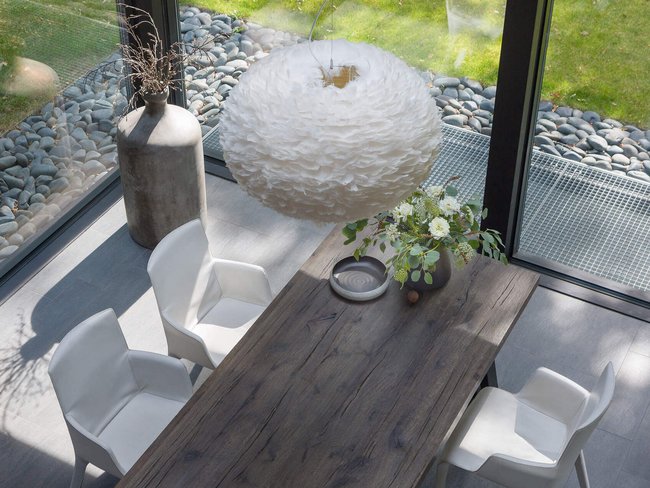 HUF Haus ART 3 mit markanter Fachwerkarchitektur und ausgewählten Möbeln