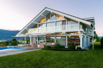 Elegantes Designhaus mit großen Fenstern und einem Pool im Garten