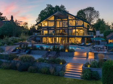Moderne Architektur mit Swimmingpool und schönen Pflanzenlandschaften
