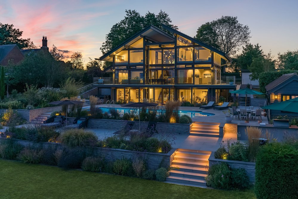 Fertighaus der Extraklasse mit Pool und Garten Moderne Architektur mit Swimmingpool und schönen Pflanzenlandschaften