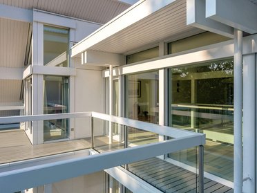 Helles Fachwerkhaus mit großzügigen Glasfronten und Terrasse