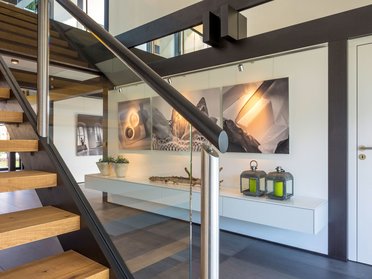 Eleganter Eingangsbereich mit Treppe und moderner Kunst