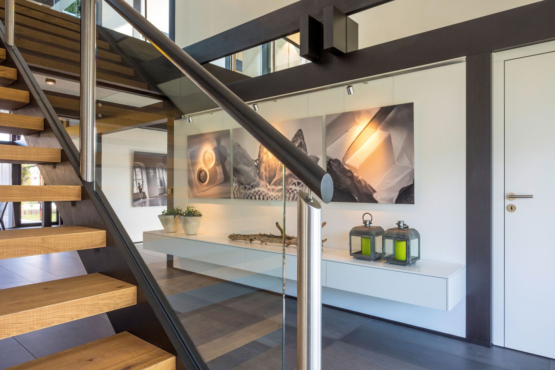 Eleganter Eingangsbereich mit Treppe und moderner Kunst