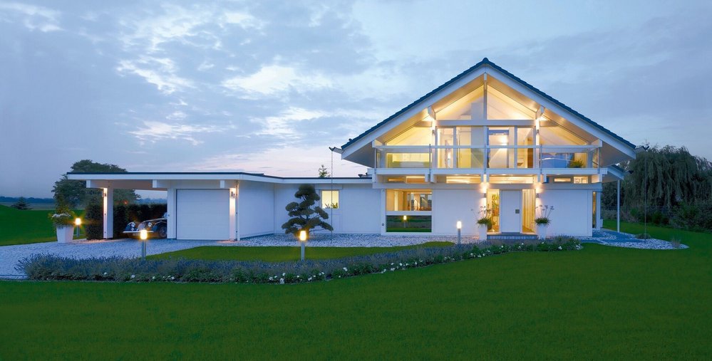 Header HUF Haus ART 4 6 Elegante Architektur der Villa bei Sonnenuntergang