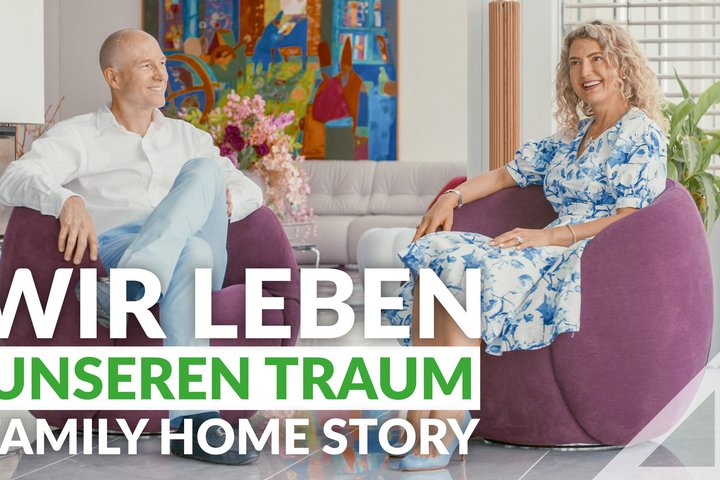Zwei Personen sitzen lächelnd in modernen Sesseln, interiour Design