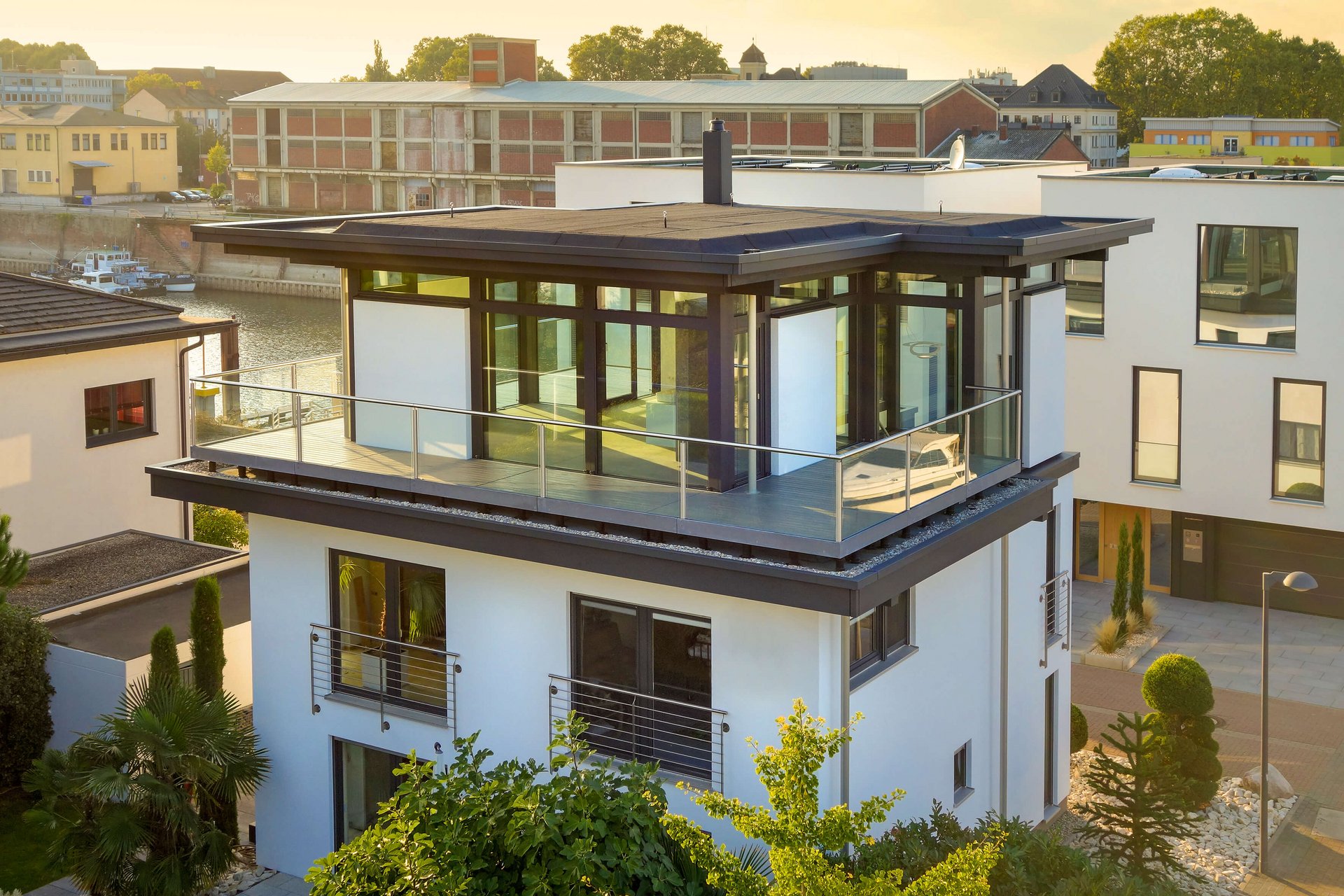 Bestandshaus mit HUF Aufstockung Moderne Architektur eines aufgestockten Hauses mit Glasbalkon
