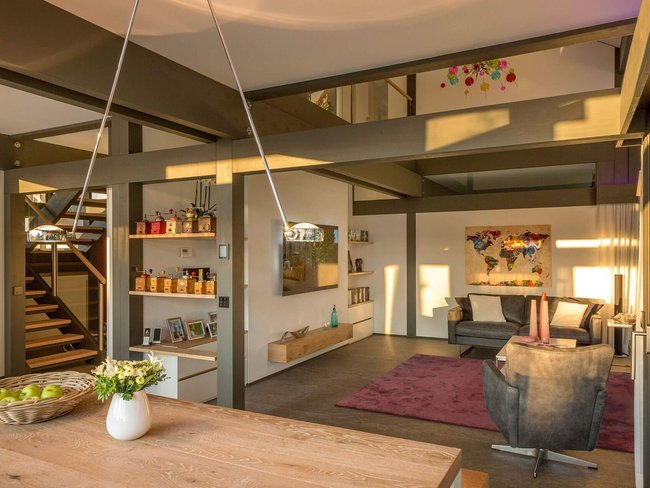 Modernes Fachwerkhaus mit offenem Wohnkonzept HUF Haus mit viel Tageslicht, gesundem Baustoff und cleverem Energiemanagement