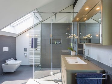 HUF house modum 810 23 Helles Badezimmer mit Dusche, Badewanne und großen Fenstern