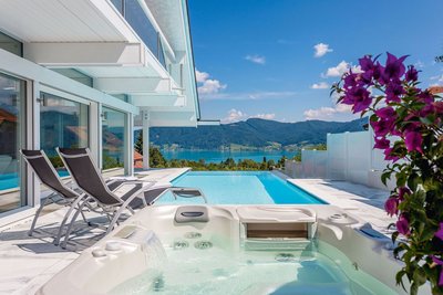 Haus mit Whirlpool und Pool, umgeben von sanften Hügeln und See