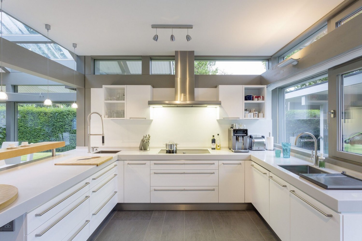 Helle und funktionale Küche mit zeitlosem Design im HUF HAUS