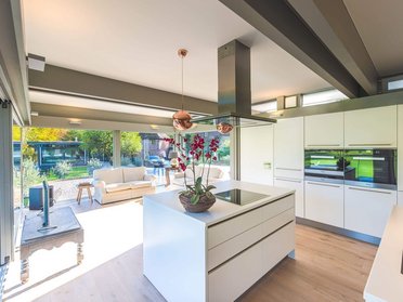 Moderne Küche mit stilvollem HUF Anbau Helle, moderne Küche mit offener Wohnlandschaft und Gartenzugang