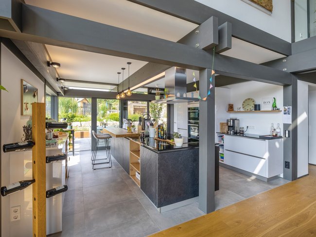 Innenansicht einer modernen Küche im Architektenhaus
