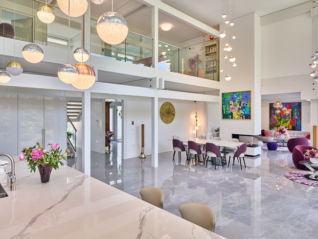 HUF Architektenhaus mit luxuriösem Interieur und großen Fenstern