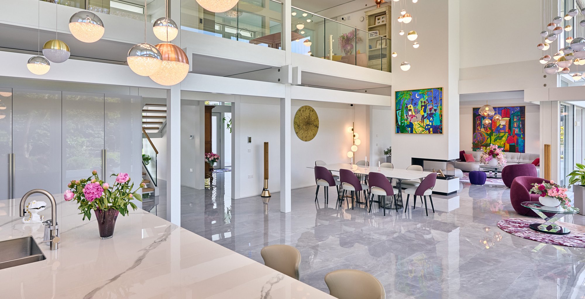 Moderne weiße Villa mit Flachdach und offenem Wohnraum HUF Architektenhaus mit luxuriösem Interieur und großen Fenstern