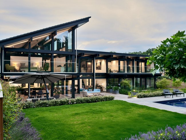 Luxuriöses Haus mit Pool und Garten, modernes Design von HUF
