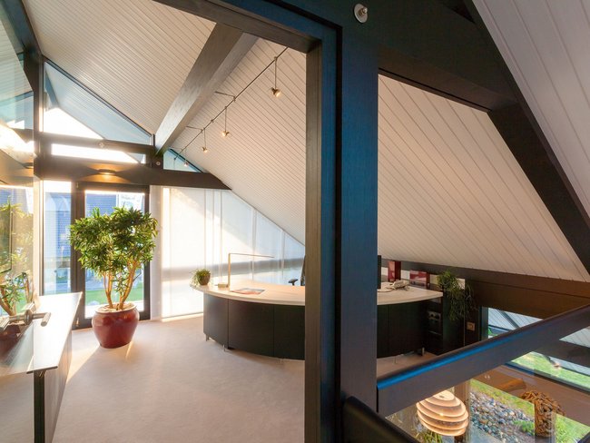 HUF Musterhaus Koblenz ebenholz 6 Helles und modernes Büro mit Holzelementen und Pflanzen
