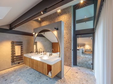 Elegantes Badezimmer mit charakteristischer Architekturelementen und moderner Ausstattung
