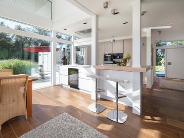 Innenansicht eines modernen, lichtdurchfluteten Familienhauses mit elegantem Design