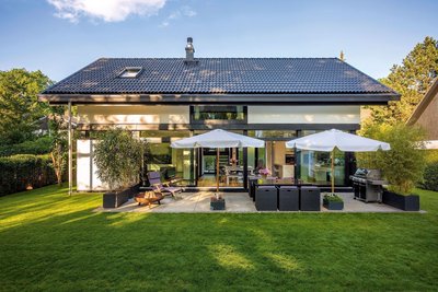 Gemütliches Familienhaus mit Sonnenschirmen und Grill im Garten