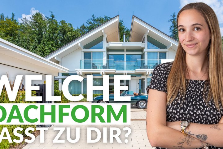Welche Dachform passt zu dir? Junge Frau vor modernem Haus mit unterschiedlichen Dachformen.
