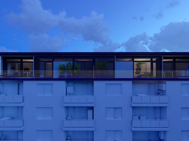 Moderne Architektur mit Balkon und Pflanzen im Abendlicht