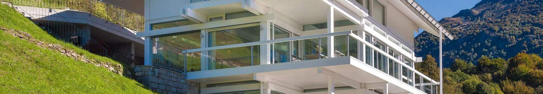 Modernes Haus perfekt in die Hanglage integriert, umgeben von Natur