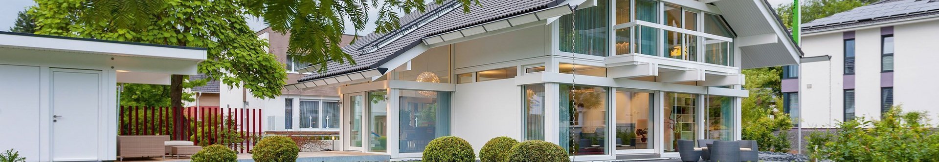 HUF Musterhaus Frankfurt weiss 39 Einfamilienhaus mit großem Garten und modernen Designelementen