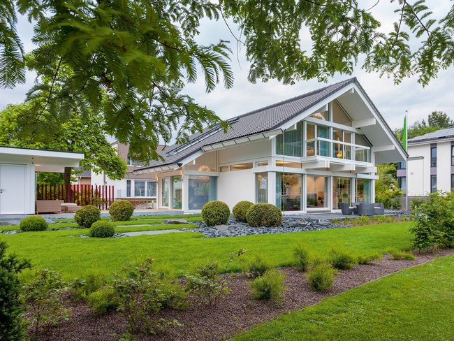 Einfamilienhaus mit großem Garten und modernen Designelementen